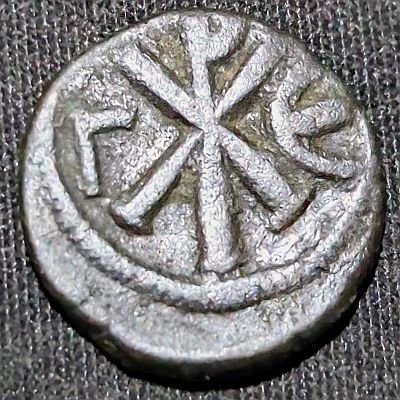 Large chi rho Christogram, Γ left (3rd officina), E right. Coin is struck off-center, about 10% above the flan