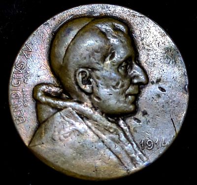 Round Bronze medallion. Obverse
Title
Portrait facing right
Year

Lettering:
BENEDICTVS XV
PONT MAX

1914

Engraver: Rudolf Ferdinand Marschall