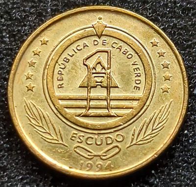 Denomination on National emblem, date below

Script: Latin

Lettering:
REPÚBLICA DE CABO VERDE
1
ESCUDO
1994

Translation:
Republic of Cape Verde
1
Escudo
1994