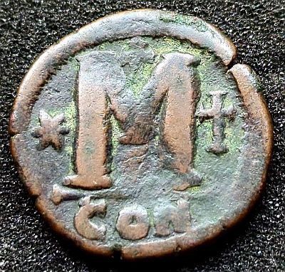 Large M, star left, cross above, cross right, officina letter below, mintmark CON. Lettering: ☩ ✶M♰ Δ CON Translation: M : "40" nummi (= 1 follis). Δ : "4th" officina. CON(stantinopolis) : Constantinopolis.