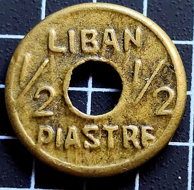 Face value in French.

Script: Latin

Lettering:
LIBAN
½ ½
PIASTRE

Translation:
Lebanon
½ ½
Ghirsh