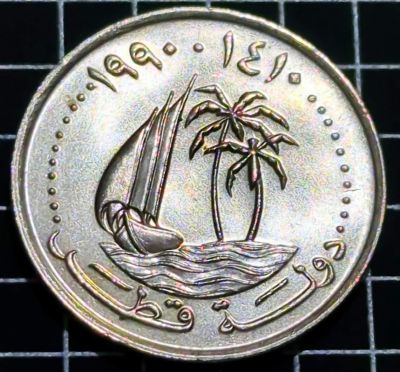 Dates on top. Old emblem of Qatar consisting of a sailing ship (dhow) sailing on waves beside an island with two palm trees. Script: Arabic Lettering: ١٤١٠ · ١٩٩٠ دولَة قطَر Translation: 1990 · 1410 State of Qatar Engraver: Norman Sillman