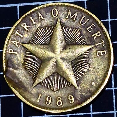Reverse
Five-pointed star with rays, motto "Fatherland or Death" as curved legend on top, date on exergue. Line of denticles close to rim.

Script: Latin

Lettering:
PATRIA O MUERTE
1984

Translation:
Fatherland or death
1984

Engraver: Charles Edward Barber