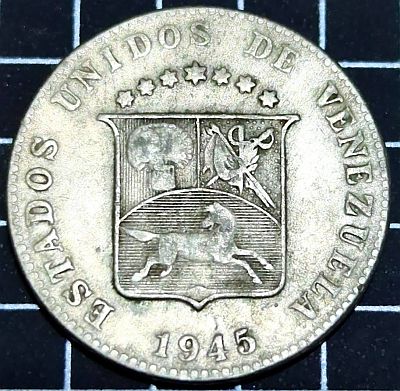 Coat of arms with legend at top and date at bottom.

Script: Latin

Lettering:
ESTADOS UNIDOS DE VENEZUELA
1948

Translation:
United States of Venezuela
1948